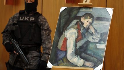 Le&nbsp;"Jeune gar&ccedil;on au gilet rouge", de Paul C&eacute;zanne, a &eacute;t&eacute; retrouv&eacute; le 11 avril 2012 &agrave; Belgrade (Serbie).&nbsp; (MARKO DJURICA / REUTERS)