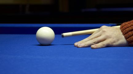 Une boule blanche sur une table de billard. (MAXPPP)