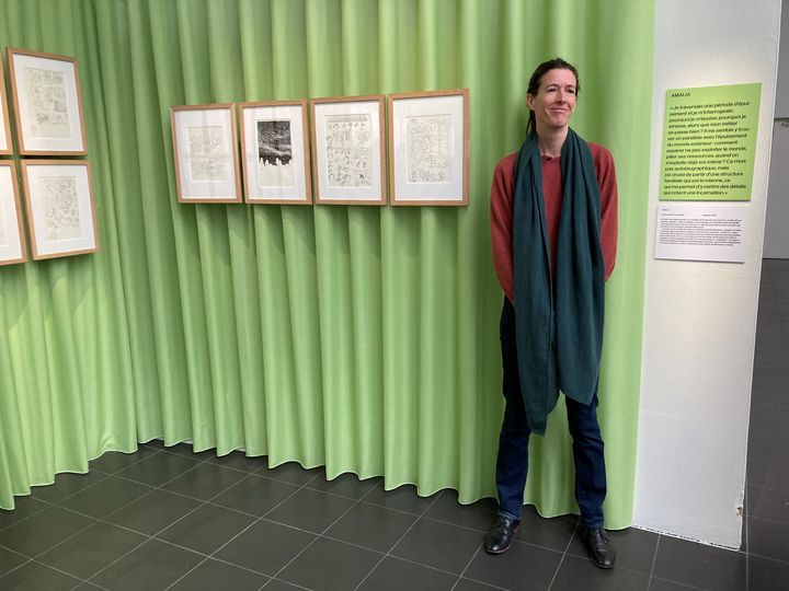 La dessinatrice et autrice de bande dessinée Aude Picault dans l'exposition qui lui est consacrée à Angoulême, 16 mars 2022 (Laurence Houot / FRANCEINFO CULTURE)