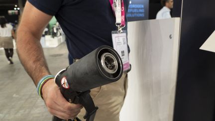 Un pistolet de recharge à hydrogène au salon de l'automobile 2022 à Paris. (SERGE TENANI / HANS LUCAS / VIA AFP)