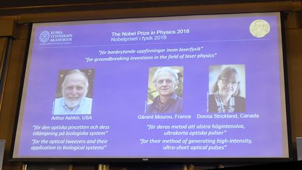 Arthur Ashkin, Gérard Mourou et Donna Strickland, les prix de Nobel de physique 2018. (HANNA FRANZEN / TT NEWS AGENCY / AFP)