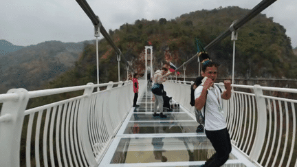 Vietnam : à la découverte du pont de verre le plus haut du monde (Capture France 2)