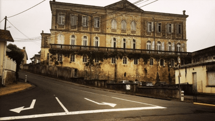 L'hôtel de Polignac, à Condom (Gers), est en péril.&nbsp;Achevé en 1778, peu avant la Révolution française, l'hôtel particulier a été construit pour l'abbé Dorlan de Polignac. Il abritait l'école primaire de la ville, avant d'être fermé&nbsp;à cause d'infiltrations. Les travaux nécessitent 780 000 euros. (Eric Coorevits / France 3 Occitanie)