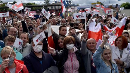 Des milliers de partisans de&nbsp;Svetlana Tikhanovskaya,&nbsp;candidate de l'opposition à la présidentielle biélorusse, réunis à Minsk (Biélorussie), le jeudi 30 juillet 2020.&nbsp; (SERGEI GAPON / AFP)