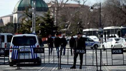 La police bloque l'accès à la Mosquée bleue, après une explosion dans le quartier touristique d'Istanbul (Turquie), le 12 janvier 2016. (OZAN KOSE / AFP)