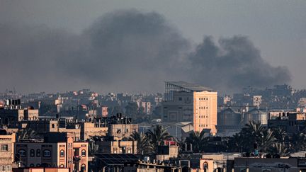 De la fumée s'échappe de la ville de Khan Younès, touchée par des frappes israéliennes, le 4 février 2024 dans la bande de Gaza. (SAID KHATIB / AFP)