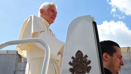 Le pape Beno&icirc;t XVI (G.) avec son ancien majordome&nbsp;Paolo Gabriele le 25 avril 2012 au Vatican. (ALBERTO PIZZOLI / AFP)