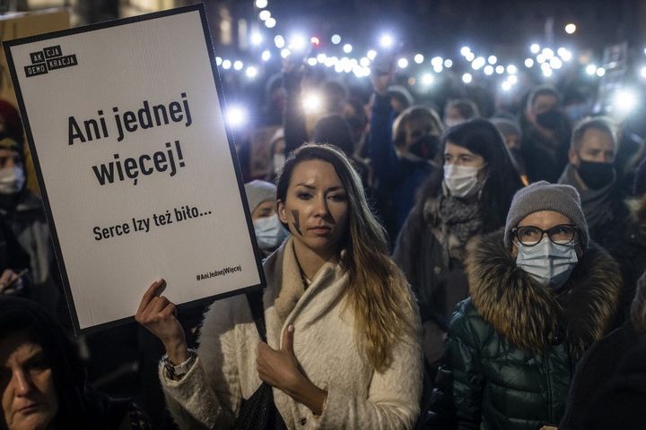 Une pancarte portant le slogan "pas une de plus" lors d'une manifestation à Varsovie (Pologne), le 6 novembre 2021. (WOJTEK RADWANSKI / AFP)