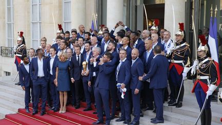 L'équipe de France prend la pose sur le perron de l'Elysée, lundi 16 juillet. (STEPHANE ALLAMAN / AFP)