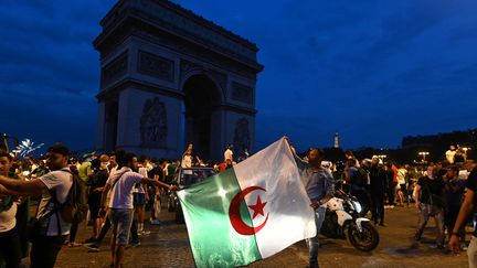 Des supporters algériens près de l'Arc de triomphe sur les Champs-Elysées à Paris, le 11 juillet 2019.&nbsp; (DOMINIQUE FAGET / AFP)