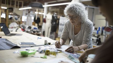 En France, 253&nbsp;000 personnes de plus de 65 ans cumulent un emploi et une retraite pour vivre. (HERO IMAGES / HERO IMAGES)