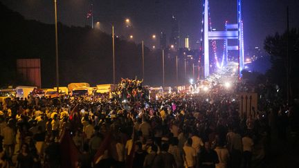 Des Turcs défilent lors du coup d'Etat manqué, le 15 juillet 2016. (GURCAN OZTURK / AFP)