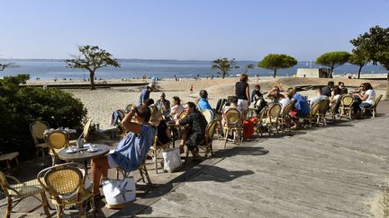 Des clients sur une terrasse de café (GEORGES GOBET / AFP)