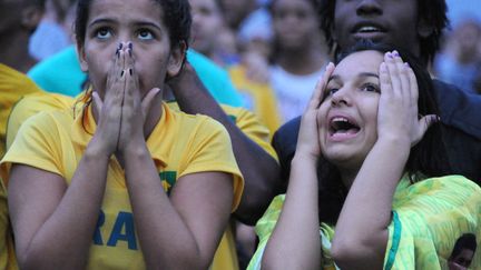 Des supporters du Br&eacute;sil assistent &agrave; la retransmission de la demi-finale de la Coupe du monde face &agrave; l'Allemagne, &agrave; Rio de Janeiro. (TASSO MARCELO / AFP)