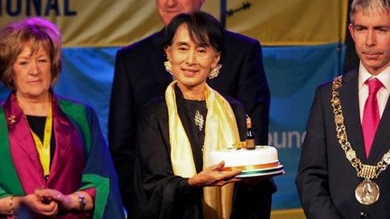 Sur la scène du Bord Gais Energy Theater

Un gâteau d’anniversaire lui est offert à la veille de ses 67 ans. La foule qui chanteHappy Birthday , lui fait une ovation. 

«Je n'avais pas conscience du nombre de personnes qui s'intéressaient à nous et à notre cause avant de commencer ce voyage», a déclaré la lauréate du prix Nobel de la Paix. ( AFP PHOTO / PETER MUHLY)