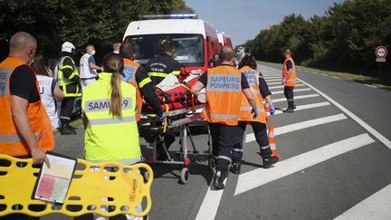 Une personne est évacuée sur un brancard après un accident à Drocourt (Pas-de-Calais), le 22 juillet 2020. (COURBE / MAXPPP)