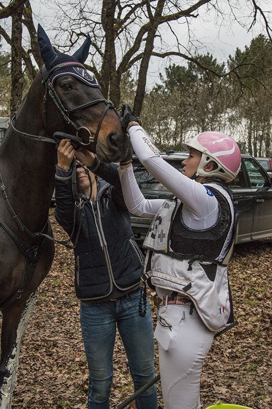 Gwendolen Fer et Romantic Love, tout de rose vêtus, sur le cross de Saumur. (Eléonore Vanel)