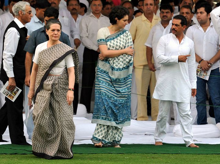 Sonia Gandhi (&agrave; gauche) avec sa fille Priyanka Vadra et son beau-fils Robert Vadra lors d'un hommage &agrave; l'ancien Premier ministre Rajiv Gandhi &agrave; New Delhi (Inde), le 20 ao&ucirc;t 2012. (SANJEEV RASTOGI / THE TIMES OF INDIA)