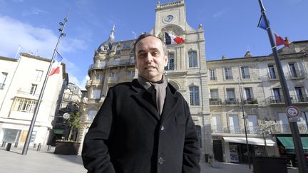 Robert M&eacute;nard pose devant l'h&ocirc;tel de ville de B&eacute;ziers (H&eacute;rault), le 28 janvier 2014. (PASCAL GUYOT / AFP)