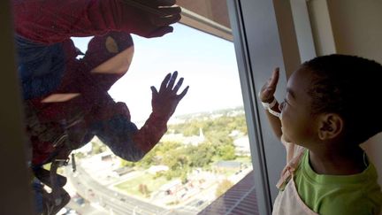 Un laveur de carreaux d&eacute;guis&eacute; en Spider-Man&nbsp;amuse les patients de l'h&ocirc;pital pour enfants de Memphis (Tennessee, Etats-Unis), le 17 octobre 2012. (BRANDON DILL / AP / SIPA)