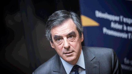 &nbsp; (Fillon joue les candidats connectés et à l’écoute des Français © maxPPP)