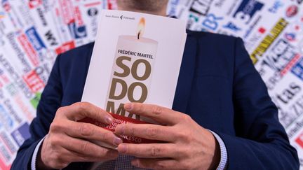 Le journaliste Frédéric Martel présente son dernier livre, "Sodoma", lors d'une conférence de presse le 20 février à Rome.&nbsp; (TIZIANA FABI / AFP)