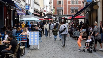 Des passants sur la Grand-Place de Bruxelles (Belgique), le 9 mai 2021. (FRANCOIS WALSCHAERTS / AFP)