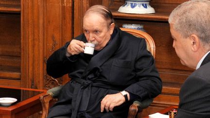 Le pr&eacute;sident alg&eacute;rien, Abdelaziz Bouteflika, &agrave;&nbsp;Paris, le 12 juin 2013. (APS / AFP)