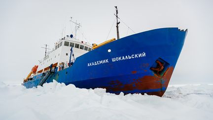 Le navire russe dans les glaces de l'Antarctique, le 27 d&eacute;cembre 2013. (ANDREW PEACOCK / FOOTLOOSEFOTOGRAPHY.COM / AFP)