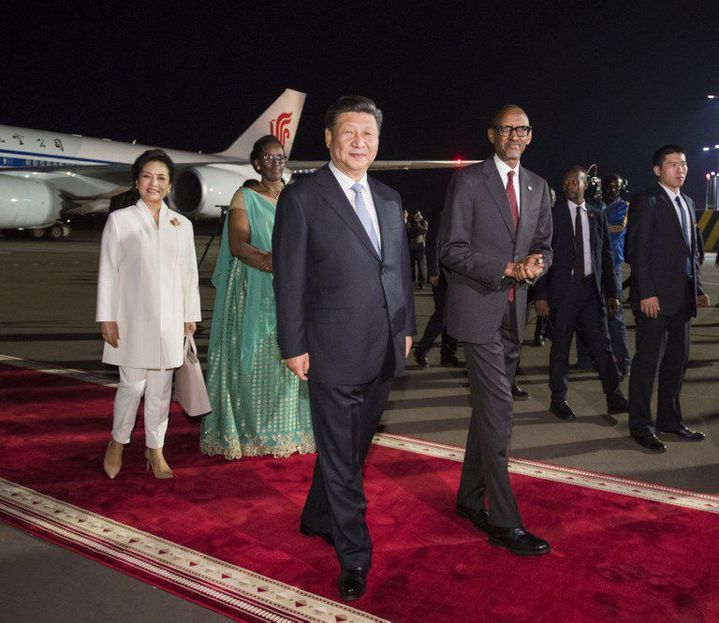 Xi Jinping aux côté de son homologue rwandais, Paul Kagamé, à l'aéroport de Kigali, le 23 juillet 2018. Les deux dirigeants sont suivis de leurs épouses, Peng Liyuan et Jeannette Kagamé. (AFP - LI XUEREN / XINHUA)