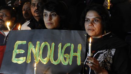 &nbsp; (Des Pakistanais prient pour les victimes lors d'une cérémonie d'hommage à Islamabad © Maxppp)