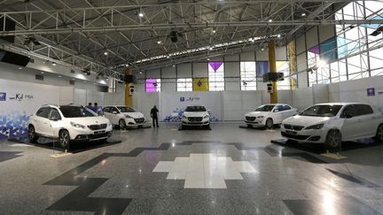 Le showroom Peugeot Iran Khodro Industrial Group dans la capitale iranienne Téhéran, le 5 octobre 2016. (ATTA KENARE / AFP)