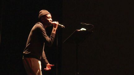 Abd Al Malik sur scène avec "Le Jeune Noir à l'épée (CAPTURE D'ÉCRAN FRANCE 3)