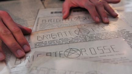 Des tracts des Brigades Rouges, distribués entre 1974 et 1978 en Italie, vendus aux enchères le 27 mars 2012 à Milan.&nbsp; (GIUSEPPE CACACE / AFP)