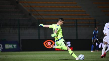 Vincent Planté, l'entraîneur des gardiens de Chambly, a repris du service face à Amiens ce samedi 17 avril.  (DOMINIQUE TOUCHART / MAXPPP)