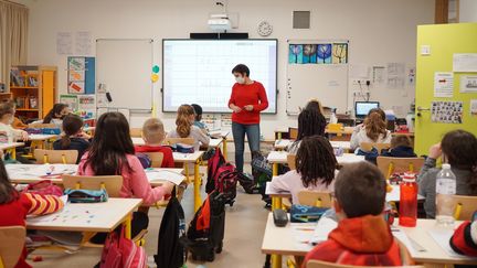 Une enseignante dans une classe de CE2, le 19 janvier 2021, à&nbsp;Bruyères-le-Châtel (Essonne). (MYRIAM TIRLER / HANS LUCAS / AFP)