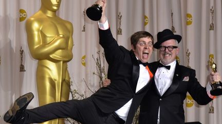 William Joyce et Brandon Oldenburg, visiblement ravie de remporter l'Oscar du meilleur film d'animation pour "Les fantastiques livres de Mr Morris Lessmore". (JOE KLAMAR / AFP)