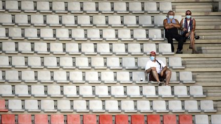 Des supporters espacés portants des masques chirurgicaux dans les tribunes du Stade Marcel Picot, à Tomblaine (proche banlieue de Nancy), le 8 août 2020 (ALEXANDRE MARCHI / MAXPPP)