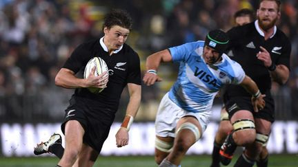 Beauden Barrett (Nouvelle-Zélande) échappe à Nicolas Sanchez (Argentine) (MARTY MELVILLE / AFP)