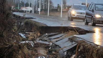 Route partiellement défoncée par la tempête à La Faute-sur-Mer (Vendée) (AFP PHOTO - FRANK PERRY)