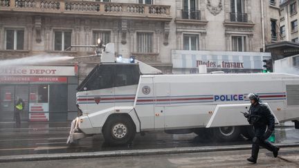 Un engin lanceur d'eau de type Soframe VID 12 000, le 8 décembre à Paris. (BILAL TARABEY / LE PICTORIUM / MAXPPP)