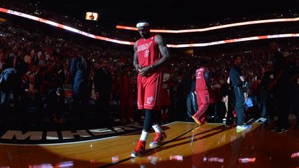 LeBron James et le Heat devraient lever le pied ces prochaines semaines, en attendant les playoffs (JESSE D. GARRABRANT / NBAE / GETTY IMAGES)