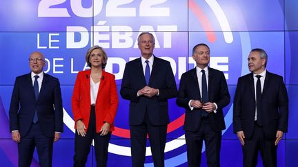 Eric Ciotti, Valérie Pécresse, Michel Barnier, Philippe Juvin et Xavier Bertrand avant un&nbsp;débat télévisé, le 14 novembre 2021 à Paris. (THOMAS SAMSON / AFP)