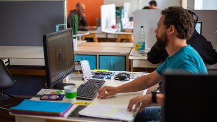 Un homme travaille dans un espace de coworking, à Poitiers, en juin 2022. (MATHIEU HERDUIN / MAXPPP)