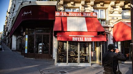 Un homme devant des cafés fermés dans le 18e arrondissement de la capitale, le 23 mars 2020. (MAXPPP)