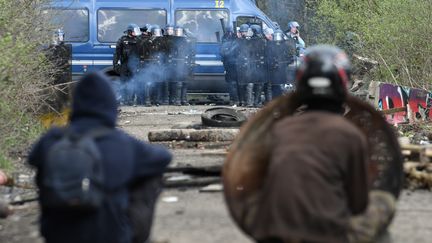 Des manifestants font face aux forces de l'ordre, sur la ZAD de Notre-Dame-des-Landes, (Loire-Atlantique), le 12 avril 2018. (FRED TANNEAU / AFP)