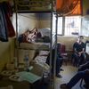 Trois détenus posent dans leur cellule de la maison d'arrêt des hommes de Fresnes (Val-de-Marne), le 4&nbsp;octobre 2016. (JC HANCHE / CGLPL / FRANCEINFO)