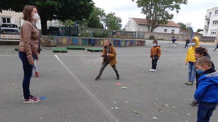 La cour d'école, un espace à réinventer. Plus de foot ni de basket, mais des points de couleur peints sur le sol, pour rappeler les distances à respecter. À&nbsp;Aytré, le 12 mai 2020. (JULIEN FLEURY / RADIO FRANCE)