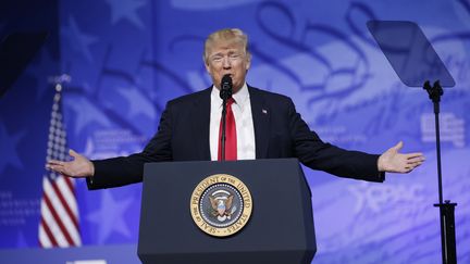 Donald Trump prononce un discours lors de la conférence annuelle des conservateurs américains, à National Harbour, dans le Maryland (Etats-Unis), le 24 février 2017.&nbsp; (KEVIN LAMARQUE / REUTERS)