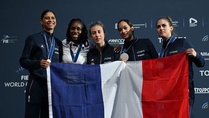 L'équipe de France de fleuret avec sa médaille d'argent lors de l'épreuve par équipe des championnats du monde, à Milan, le 29 juillet 2023. (ANDREAS SOLARO / AFP)